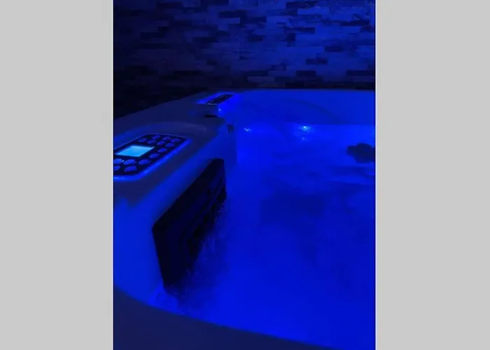 Apartamento Joli T2, Jacuzzi, Lit Rond, Jardin, Parking Privé, Métro