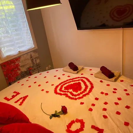Joli T2, Jacuzzi, Lit Rond, Jardin, Parking Prive, Metro 아파트 *