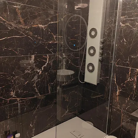 Joli T2, Jacuzzi, Lit Rond, Jardin, Parking Prive, Metro شقة