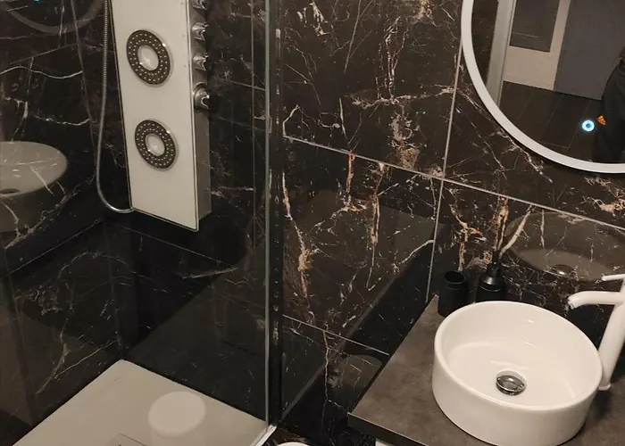 Joli T2, Jacuzzi, Lit Rond, Jardin, Parking Privé, Métro *