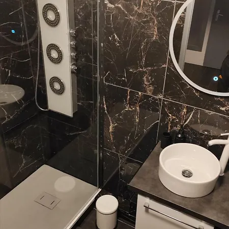 Joli T2, Jacuzzi, Lit Rond, Jardin, Parking Prive, Metro *